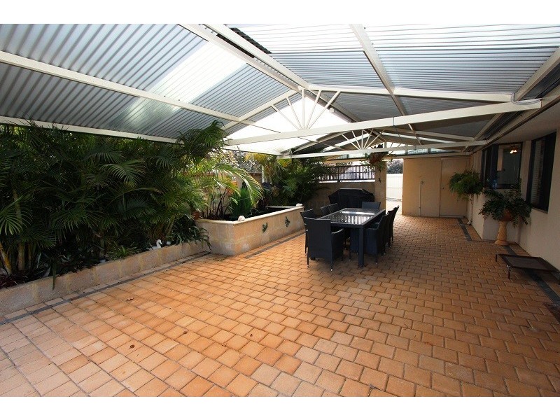 74 Floribunda Avenue, Halls Head WA 6210