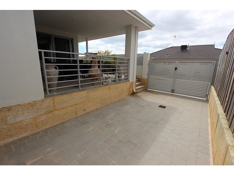 16 Cruentas Way, Halls Head WA 6210