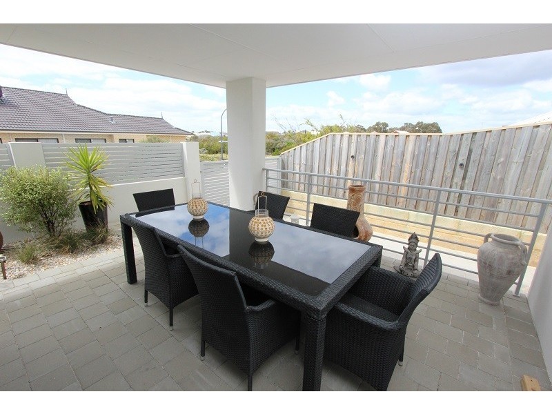 16 Cruentas Way, Halls Head WA 6210