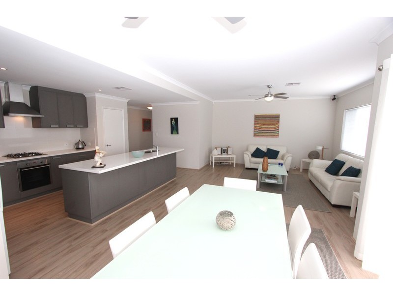 16 Cruentas Way, Halls Head WA 6210