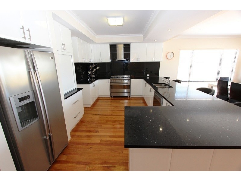 2 Grasshill Grange, Halls Head WA 6210