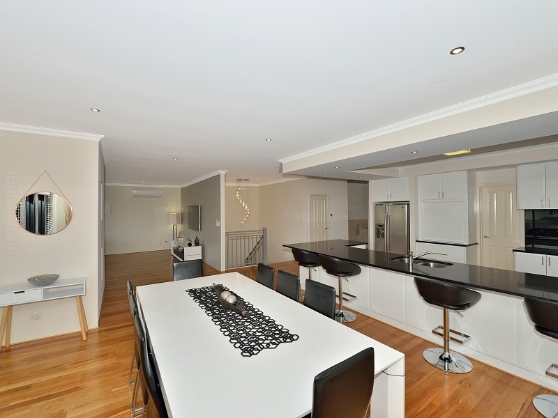 2 Grasshill Grange, Halls Head WA 6210