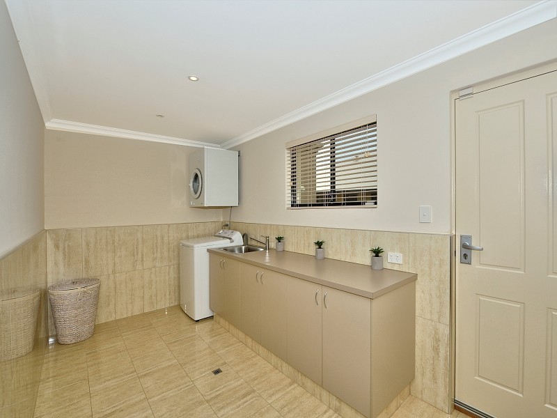 2 Grasshill Grange, Halls Head WA 6210