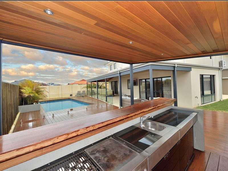 2 Grasshill Grange, Halls Head WA 6210