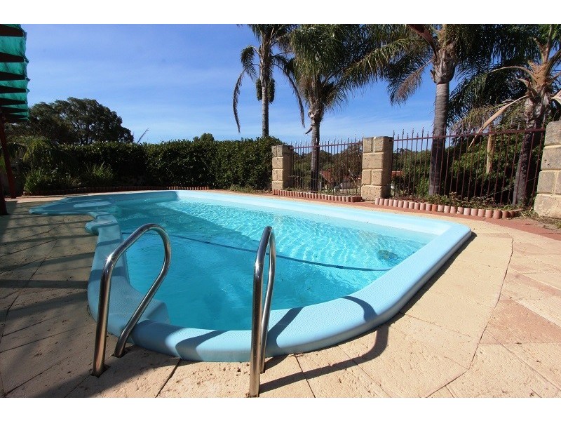 1 Silkwood Close, Halls Head WA 6210