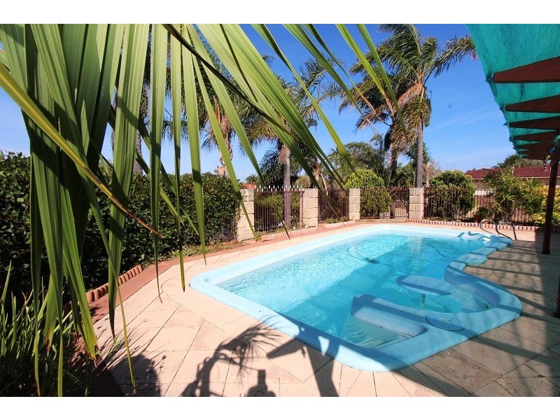 1 Silkwood Close, Halls Head WA 6210