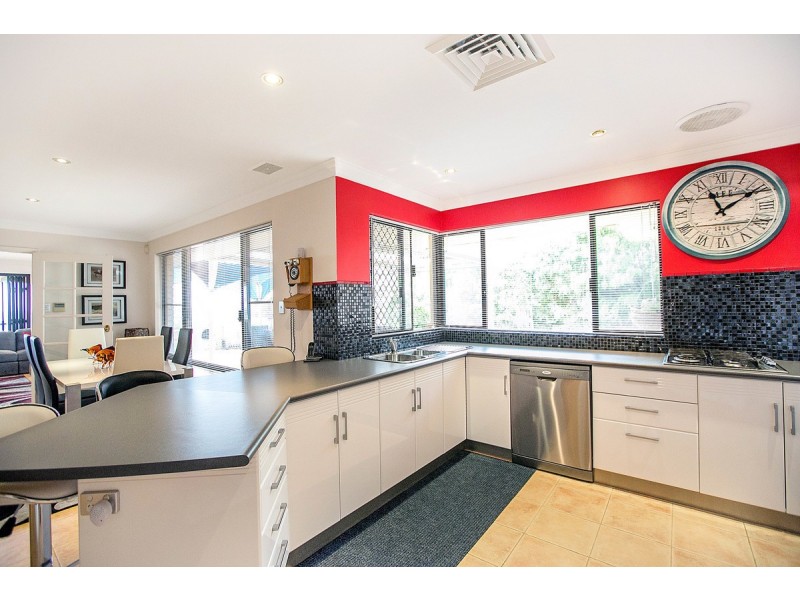 8 Rise Court, Mount Richon WA 6112