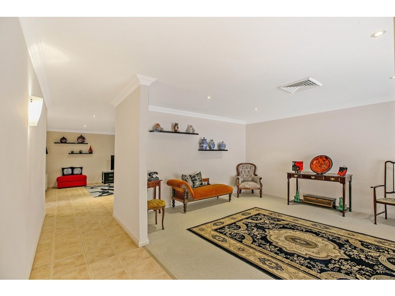 8 Rise Court, Mount Richon WA 6112