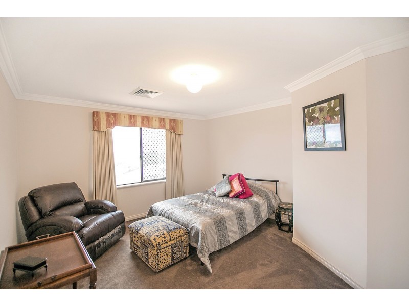 8 Rise Court, Mount Richon WA 6112