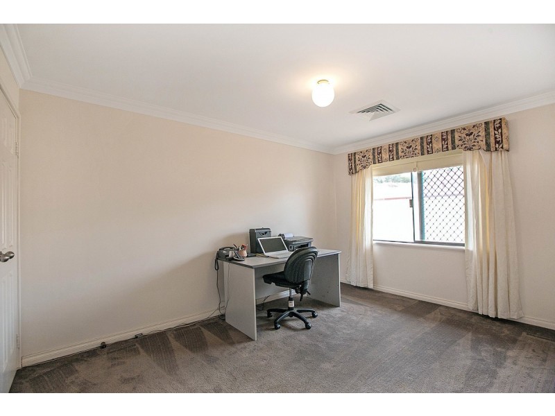 8 Rise Court, Mount Richon WA 6112