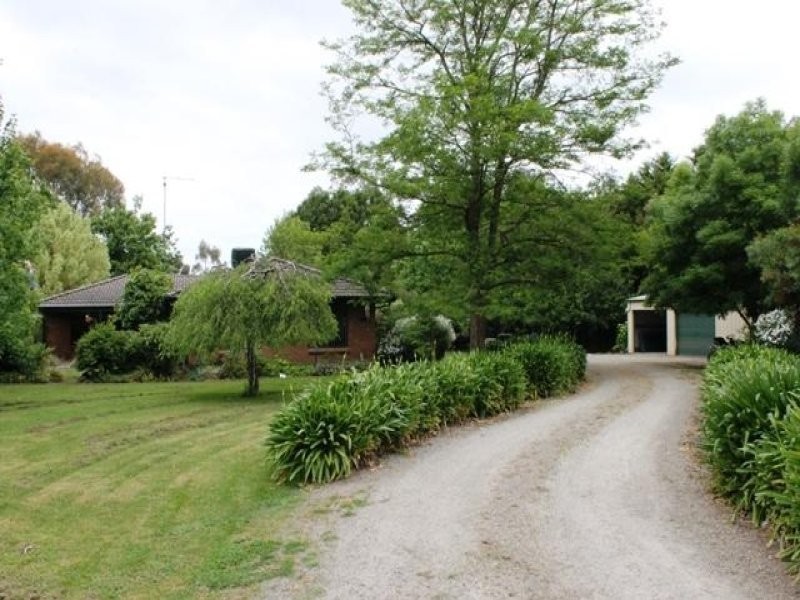 98 Lampards Road, Drouin VIC 3818