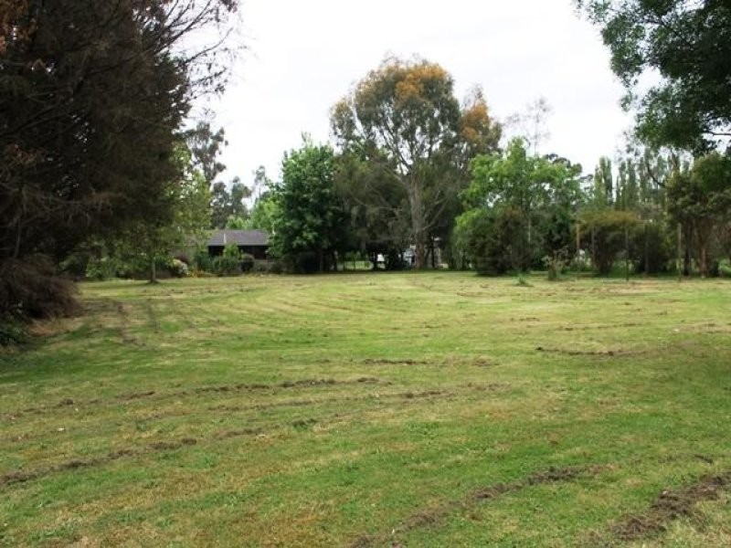 98 Lampards Road, Drouin VIC 3818