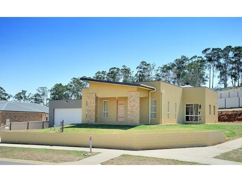 4 Valleyview Grove, Drouin VIC 3818