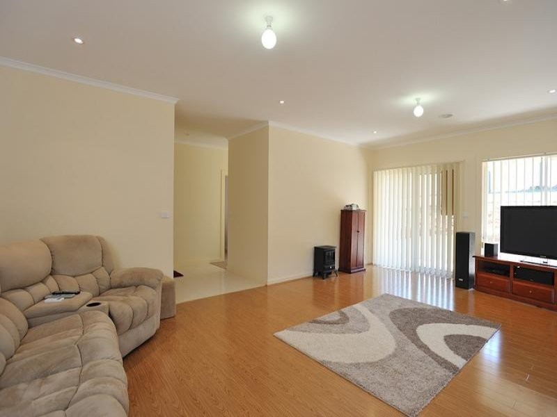 4 Valleyview Grove, Drouin VIC 3818