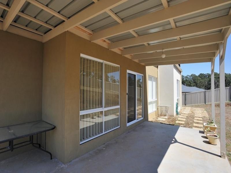 4 Valleyview Grove, Drouin VIC 3818