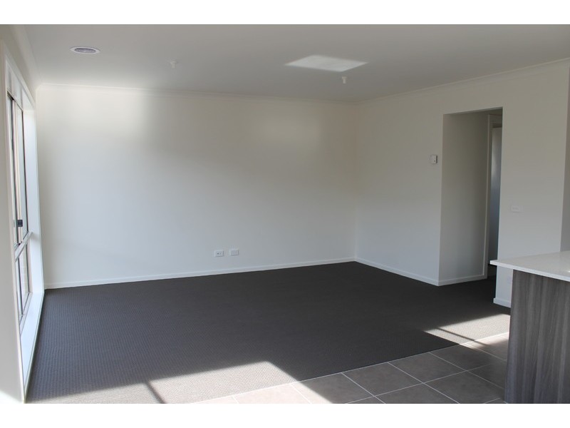 2-14 Shakespeare Court, Drouin VIC 3818