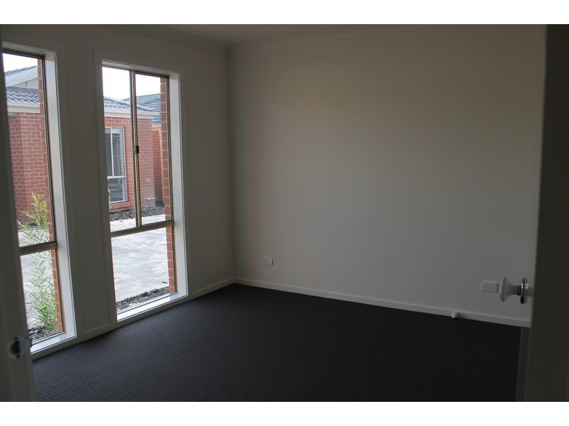 2-14 Shakespeare Court, Drouin VIC 3818