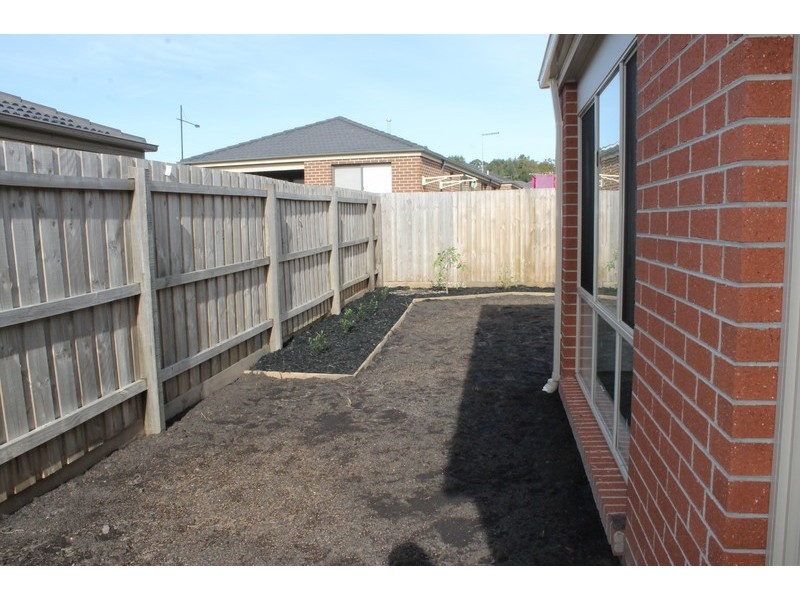 2-14 Shakespeare Court, Drouin VIC 3818