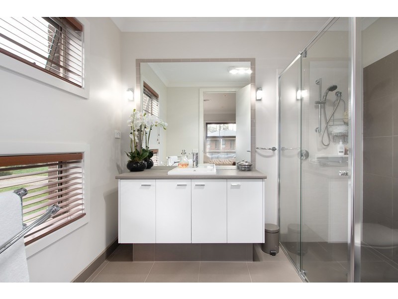 5 Lakeside Court, Drouin VIC 3818