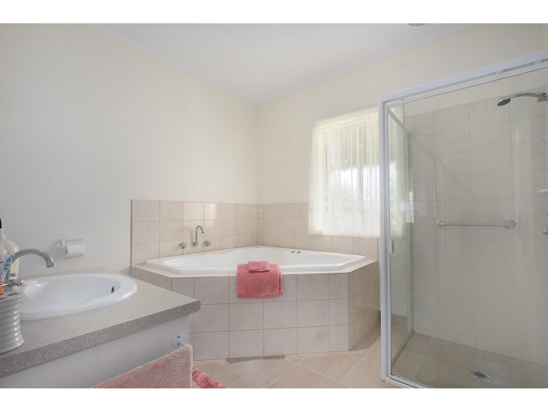 1/3 Bambra Court, Drouin VIC 3818