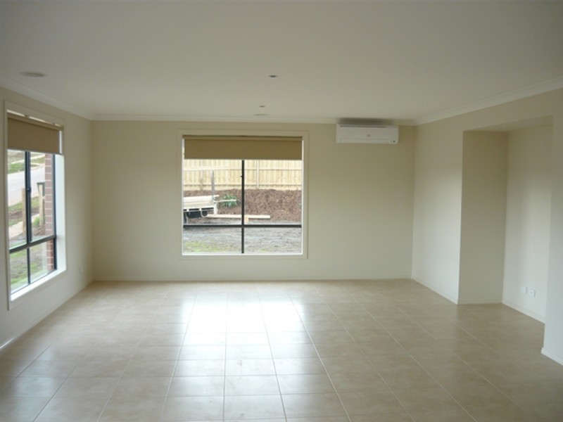 28 Summerhill Boulevard, Drouin VIC 3818