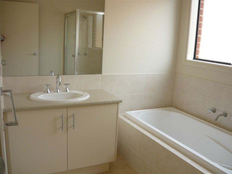 28 Summerhill Boulevard, Drouin VIC 3818