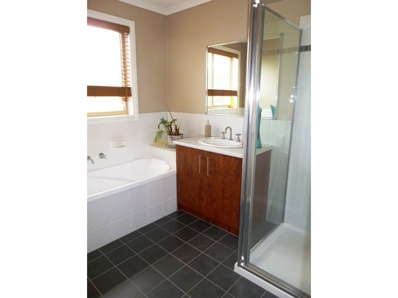 4 Lawrence Road, Drouin VIC 3818