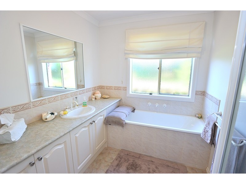 9C Lancelot Court, Drouin VIC 3818