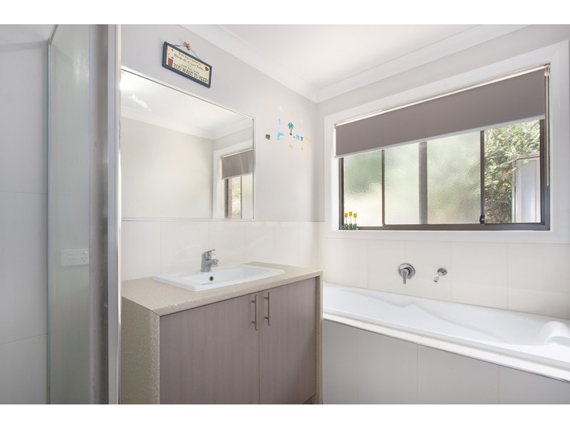 27 Claudia Crescent, Drouin VIC 3818
