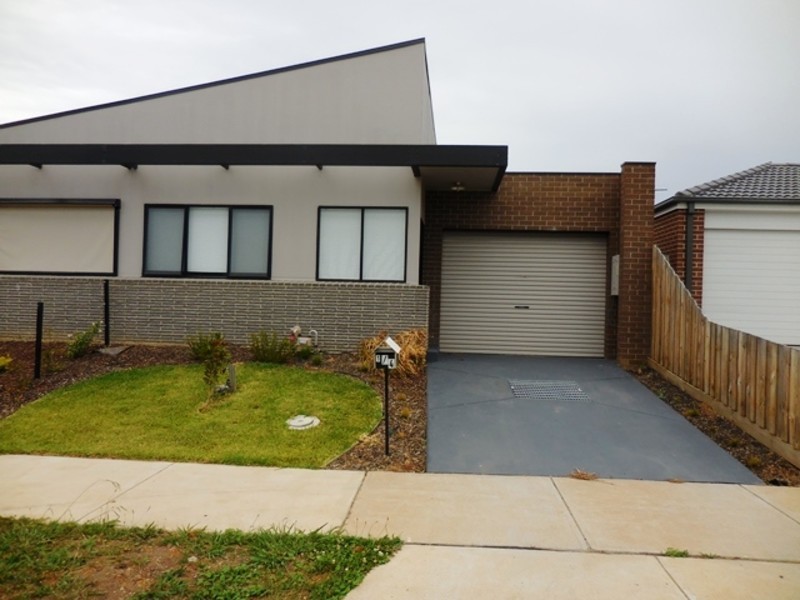 1/4 Shakepseare Court, Drouin VIC 3818