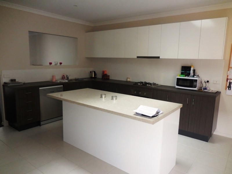 1/4 Shakepseare Court, Drouin VIC 3818
