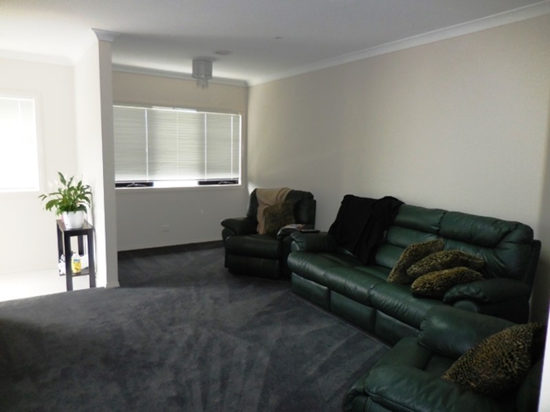 1/4 Shakepseare Court, Drouin VIC 3818