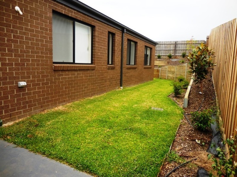 1/4 Shakepseare Court, Drouin VIC 3818