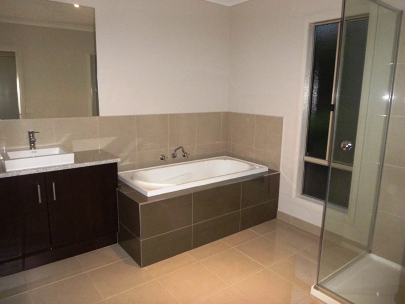 1/4 Palm Square, Drouin VIC 3818