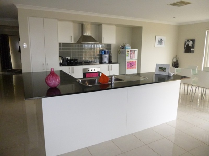 24 Kensington Square, Drouin VIC 3818