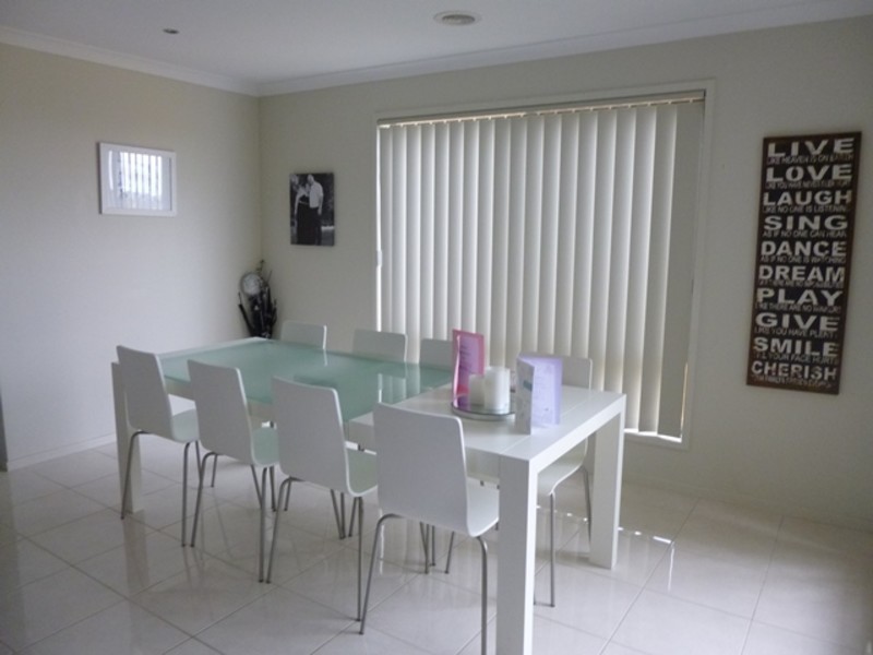 24 Kensington Square, Drouin VIC 3818