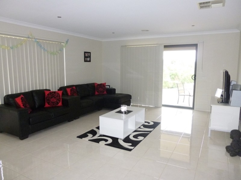 24 Kensington Square, Drouin VIC 3818