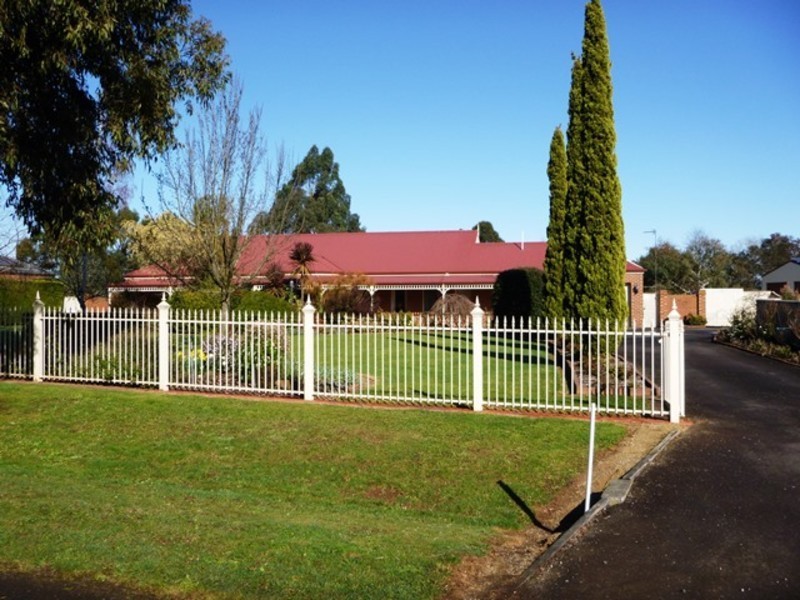 2 Pepperell Drive, Drouin VIC 3818