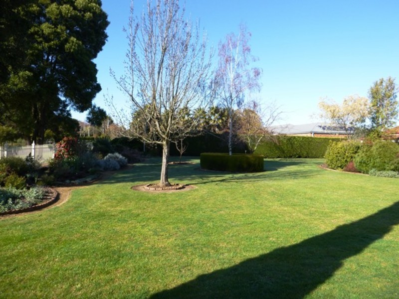 2 Pepperell Drive, Drouin VIC 3818