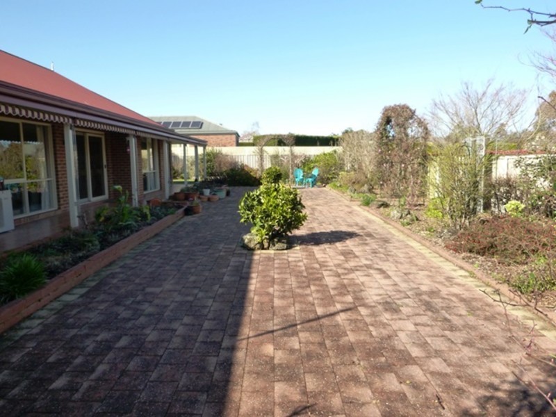 2 Pepperell Drive, Drouin VIC 3818