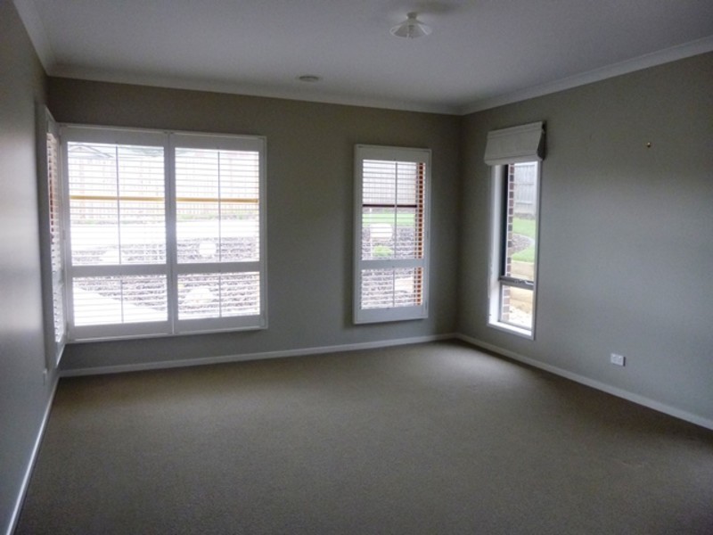 5 Namel Court, Drouin VIC 3818