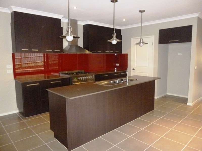 5 Namel Court, Drouin VIC 3818