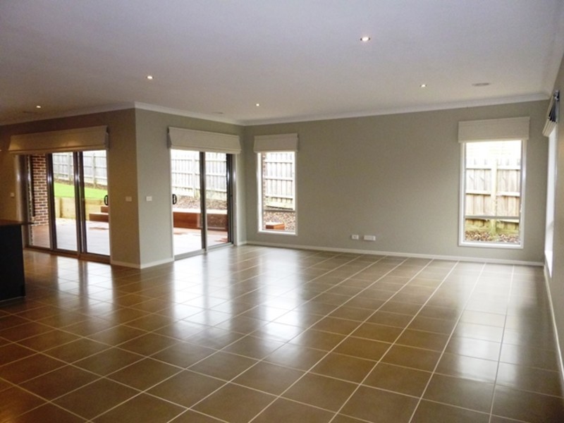 5 Namel Court, Drouin VIC 3818