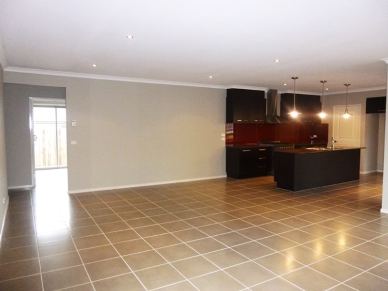 5 Namel Court, Drouin VIC 3818