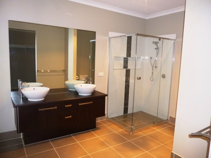 5 Namel Court, Drouin VIC 3818