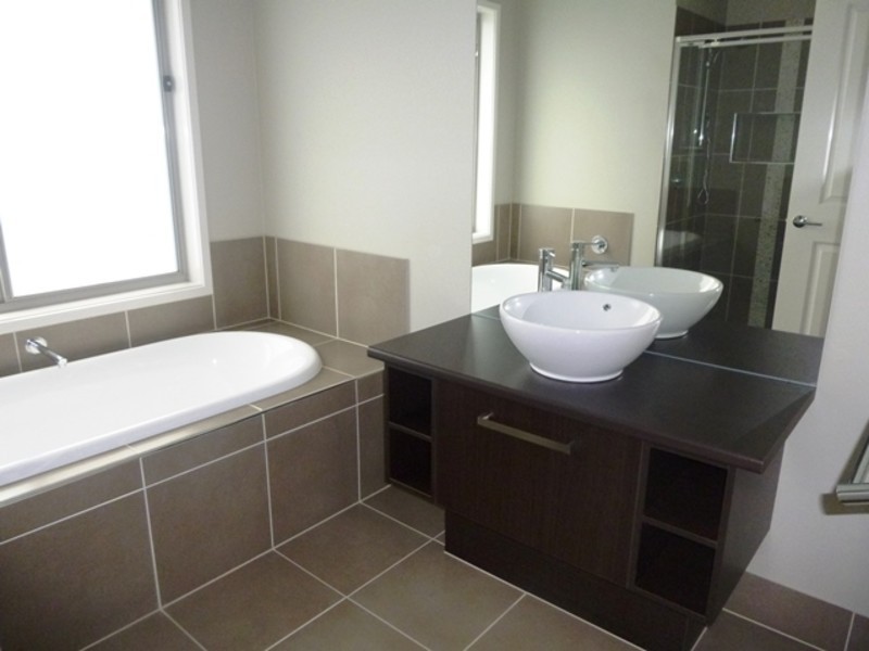 5 Namel Court, Drouin VIC 3818