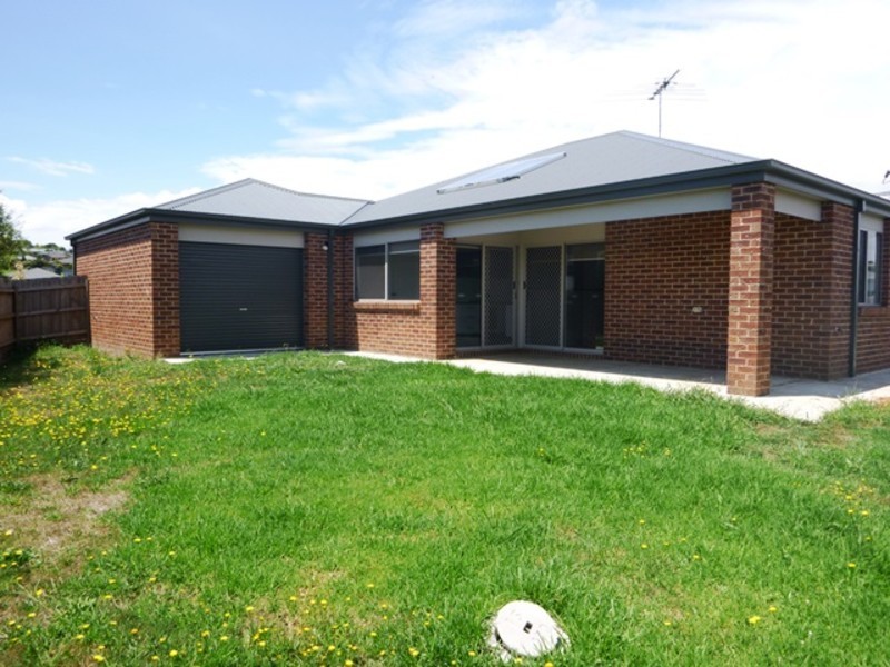 6 Dot Court, Drouin VIC 3818