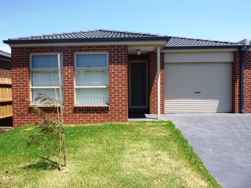 8/9 Shakespeare Court, Drouin VIC 3818