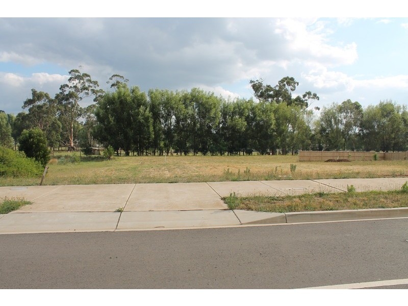 63 Jackson Drive, Drouin VIC 3818