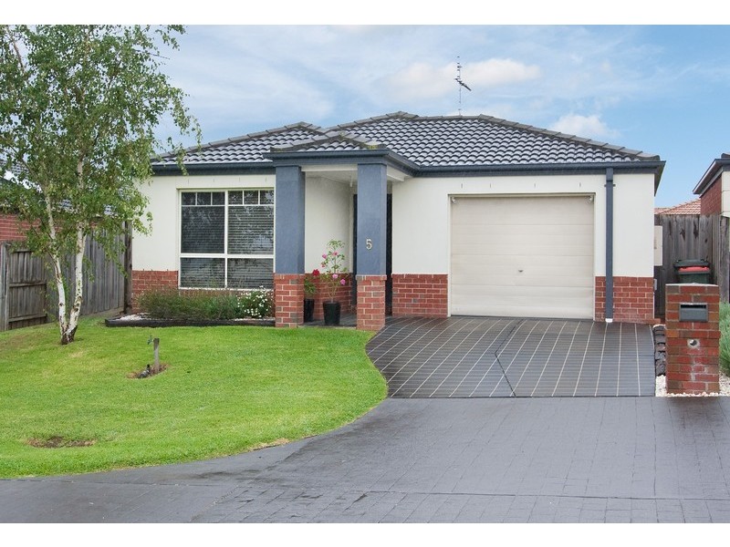 5 Rowan Walk, Drouin VIC 3818